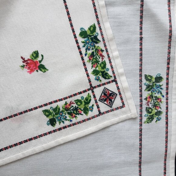 VTG Hand Embroidery Cross Stitch Roses Borders Tablecloth Table Topper 40"X31" - Picture 6 of 15